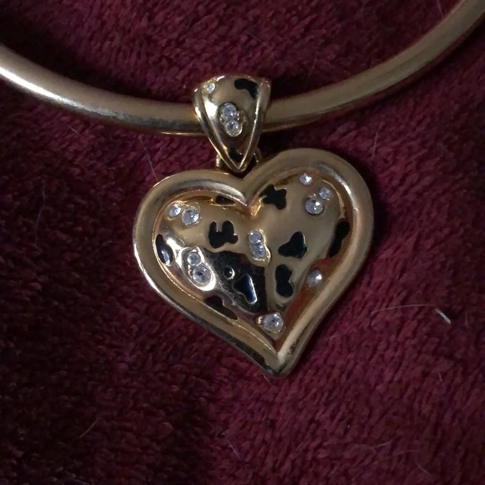 Floating puffed HEART gold tone flexible choker W/ reversible heart pendant